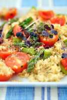 Couscous Salat mit Spargel und Tomaten