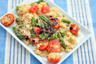 Couscous Salat mit Spargel und Tomaten