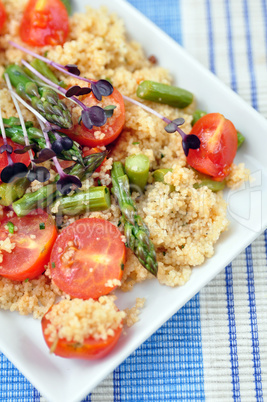 Couscous Salat mit Spargel und Tomaten