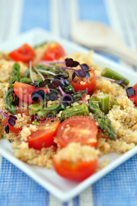 Couscous Salat mit Spargel und Tomaten