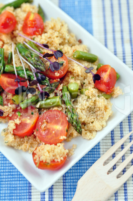 Couscous Salat mit Spargel und Tomaten