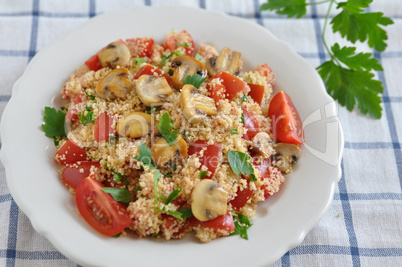 Couscous Salat mit Tomaten, Champignons und Petersilie