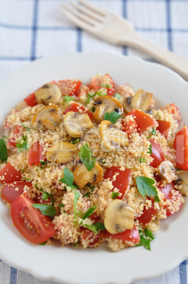 Couscous Salat mit Tomaten, Champignons und Petersilie