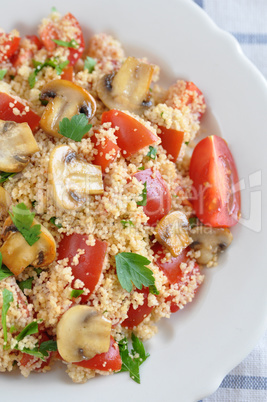 Couscous Salat mit Tomaten, Champignons und Petersilie