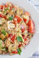 Couscous Salat mit Tomaten, Champignons und Petersilie