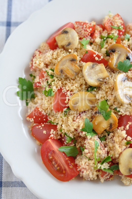 Couscous Salat mit Tomaten, Champignons und Petersilie