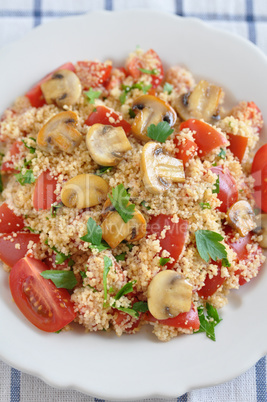 Couscous Salat mit Tomaten, Champignons und Petersilie