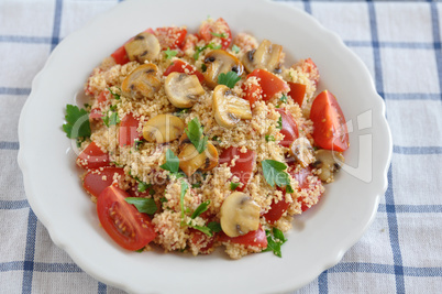 Couscous Salat mit Tomaten, Champignons und Petersilie