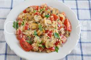 Couscous Salat mit Tomaten, Champignons und Petersilie