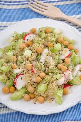 Quinoa Salat mit Kichererbsen, Radieschen und Gurke