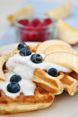 Vollkorn Waffeln mit Joghurt und Obst