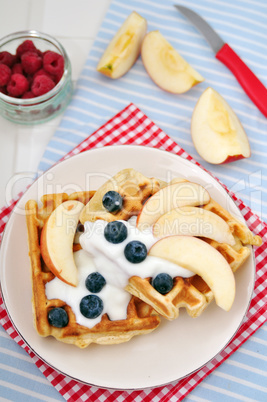 Vollkorn Waffeln mit Joghurt und Obst