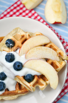 Vollkorn Waffeln mit Joghurt und Obst