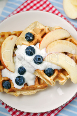 Vollkorn Waffeln mit Joghurt und Obst