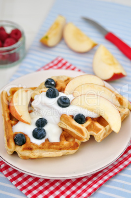 Vollkorn Waffeln mit Joghurt und Obst