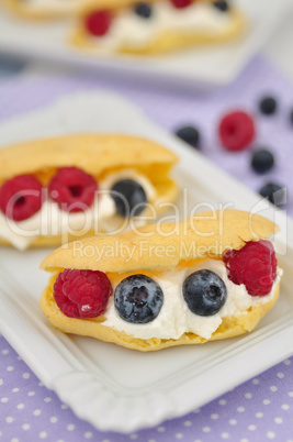 Eclairs mit Vanilecreme und Beeren