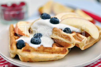 Vollkorn Waffeln mit Joghurt und Obst