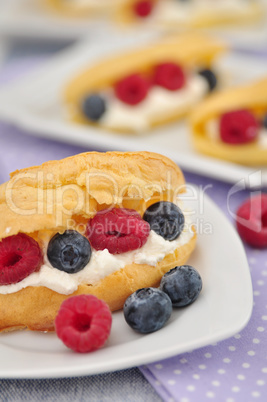 Eclairs mit Vanilecreme und Beeren