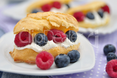 Eclairs mit Vanilecreme und Beeren