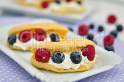 Eclairs mit Vanilecreme und Beeren