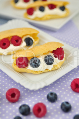 Eclairs mit Vanilecreme und Beeren