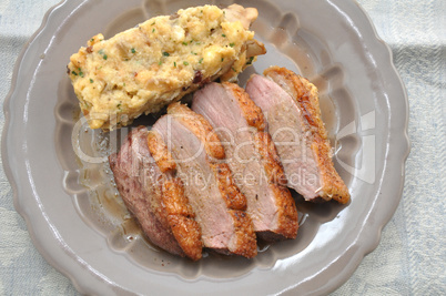 Gebratene Entenbrust mit Semmelknödel