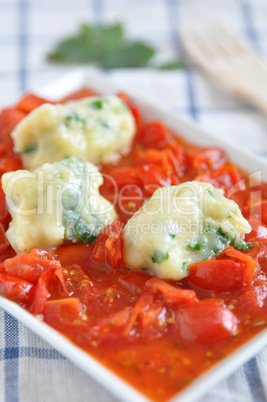 Ricotta  Gnocchi mit Tomaten Ragu