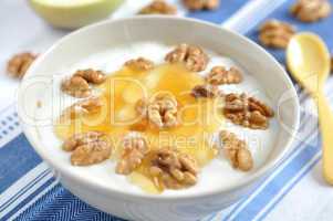 Joghurt mit Honig und Walnüssen
