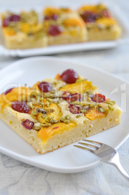 Blechkuchen mit Aprikosen und Kirschen