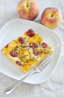 Blechkuchen mit Aprikosen und Kirschen