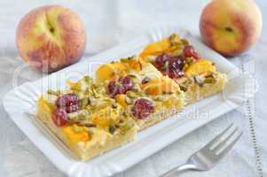 Blechkuchen mit Aprikosen und Kirschen