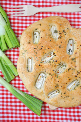 Focaccia, italienisches Weißbrot mit Kräutern und Zwiebeln