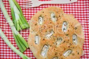 Focaccia, italienisches Weißbrot mit Kräutern und Zwiebeln