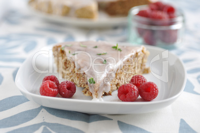 Mandelkuchen mit Zitronenglasur und Himbeeren