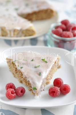 Mandelkuchen mit Zitronenglasur und Himbeeren