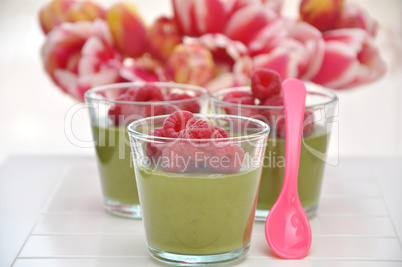 Matcha Pudding mit Himbeeren