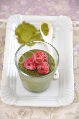 Matcha Pudding mit Himbeeren