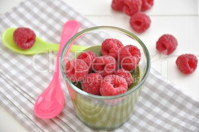 Matcha Pudding mit Himbeeren