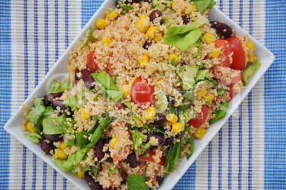 Quinoa Salat mit Bohnen und Mais