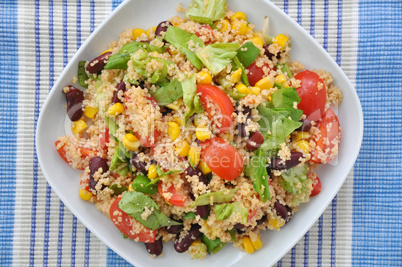 Quinoa Salat mit Bohnen und Mais