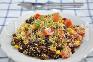 Quinoa Salat mit Bohnen und Mais
