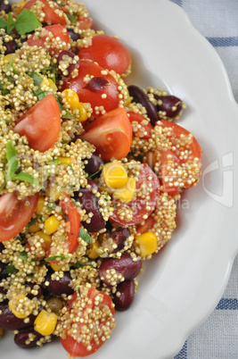 Quinoa Salat mit Bohnen und Mais