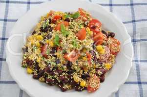 Quinoa Salat mit Bohnen und Mais