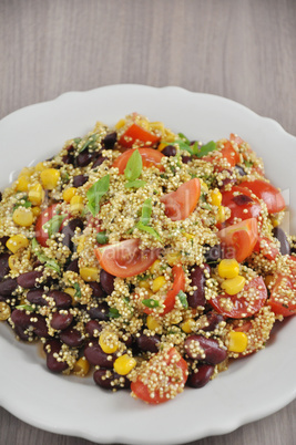 Quinoa Salat mit Bohnen und Mais