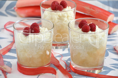 Milchreis mit Rhabarber und Himbeeren