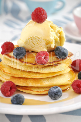 Pancakes mit Eiscreme und Beeren