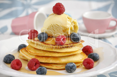 Pancakes mit Eiscreme und Beeren