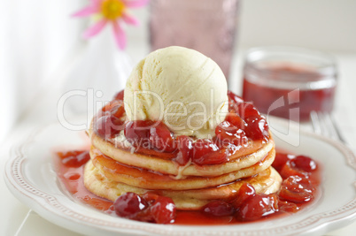 Pancakes mit Eiscreme und Kirschen