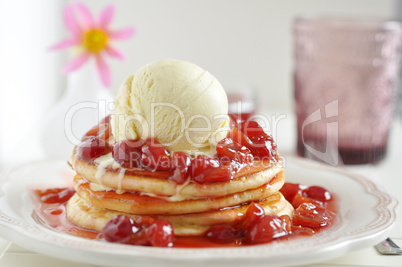 Pancakes mit Eiscreme und Kirschen