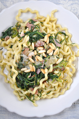 Pasta mit Speck, Pinienkernen und Mönchsbart